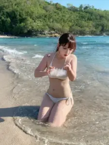 Khoảnh khắc bên sóng biển ghi cô nàng chỉnh bikini trắng, dáng quỳ tự nhiên dưới nắng