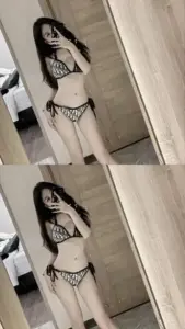 Ánh sáng phòng ngủ phủ nhẹ lên vóc dáng nuột nà của người đẹp diện bra satin trắng