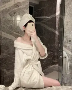 Bộ đồ lót đỏ rượu ôm dáng giúp cô gái khoe đường cong mềm mại đầy cuốn hút