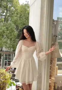 Bên khung cửa sáng cô nàng xinh xắn mặc đầm trắng thả tóc đen mềm mại