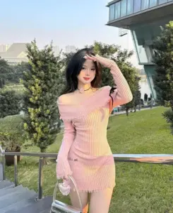 Ngoài sân nắng cô gái mặc váy hồng ôm dáng đưa tay che trán đầy duyên