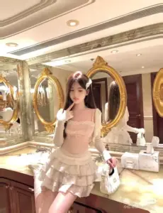 Phòng gương vàng khiến ảnh gái xinh mặc váy ngắn sexy nổi bật cùng túi trắng