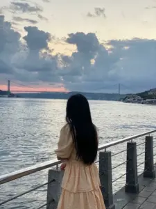 Bức ảnh bóng hồng giấu mặt bên rèm trắng, ánh sáng dịu làm dáng người nổi bật