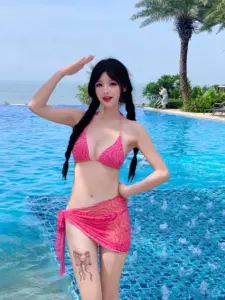 Cạnh hồ bơi sáng, người đẹp TikTok bikini hồng kèm khăn mỏng, ánh mắt tự tin