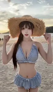 Chiếc mũ cói rộng làm cô gái bikini xanh kẻ trông vừa dễ thương vừa gợi cảm