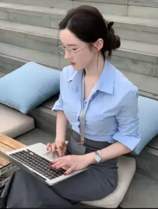 Nụ cười hơi nghiêng của nàng bên màn hình máy tính tạo cảm giác gần gũi khó rời