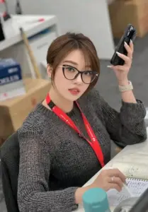 Quý cô mặc blazer be đứng cạnh bàn làm việc tạo cảm giác sang và mềm mại