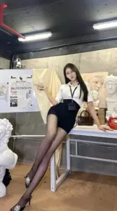 Nụ cười của người đẹp công sở bên ly cà phê sáng khiến khung hình thêm ngọt