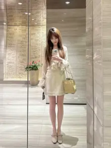 Ánh mắt lơ đãng của nàng bên khung cửa kính khiến góc chụp trở nên rất hút