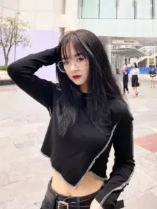 Thiếu nữ áo đen croptop chỉnh tóc trên phố với gương mặt nhỏ xinh và biểu cảm cuốn hút