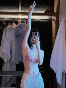 Trước gương phòng đồ, bộ Hà Thảo Linh bikini pastel hiện lên với dáng đứng tự tin