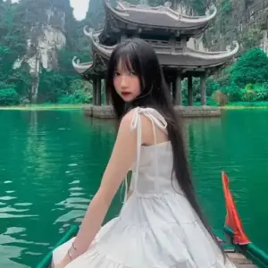 Bên mặt nước xanh, TikToker Gen Z mặc váy trắng quay lưng, nhìn lại rất dịu