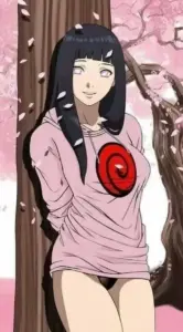 Hyuga Hinata cầm khăn tắm bên hồ bơi, ánh mắt tím nhạt nhìn nghiêng đầy dịu dàng