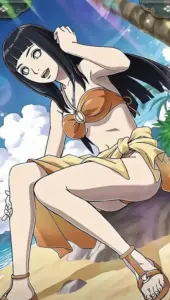 Hyuga Hinata ngồi trên khăn tắm cạnh sóng biển, mái tóc xanh đen xõa mềm qua vai