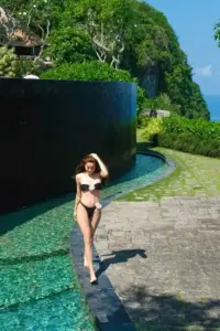 Hồ Ngọc Hà khoe dáng với bikini bé xinh, thần thái nữ hoàng giải trí vẫn quá bén