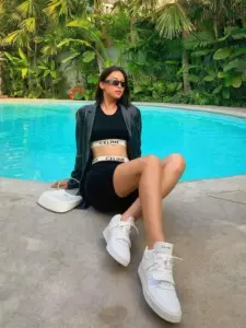 Gần hồ bơi, người đẹp đeo kính đen phối bikini thể thao cùng giày trắng năng động