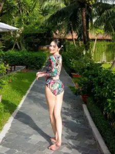 Ảnh Hương Giang mặc bikini khoe vóc dáng nuột nà cùng thần thái hoa hậu sang chảnh