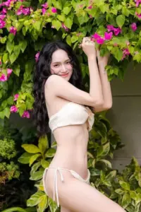 Hương Giang Idol diện bikini thời thượng với visual sắc sảo và ánh mắt cực hút hồn