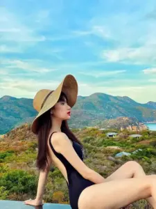 Ngắm Hương Giang mặc bikini khoe eo con kiến và thần thái quyền lực khó rời mắt