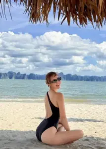 Huyền Lizzie khiến anh em xao xuyến với sắc vóc bikini vừa gợi cảm vừa sang hết nấc