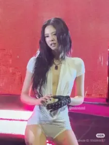 Ảnh Jennie bikini sexy khoe dáng nuột nà, visual sắc lạnh và khí chất thời trang đẳng cấp