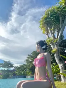 Jun Vũ mặc bikini hồng tạo dáng cạnh hồ bơi, ngọc nữ khoe vóc dáng mềm mại dưới nắng