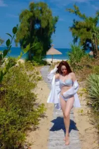 Ảnh Kaity Nguyễn diện bikini cạp cao tôn dáng nhỏ nhắn nhưng cực kỳ nóng bỏng