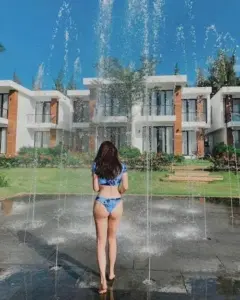 Kaity Nguyễn diện bikini bên biển với phong thái tự tin và vẻ ngoài ngọt lịm