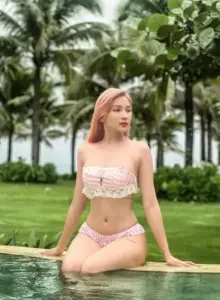 Ảnh Khả Như bikini đẹp quyến rũ gắn với hình ảnh nghệ sĩ đa tài và độc lập