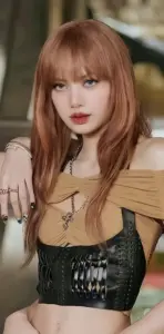 Lalisa nhìn thẳng vào ống kính, tóc vàng mềm và áo da đen tạo vẻ sắc sảo