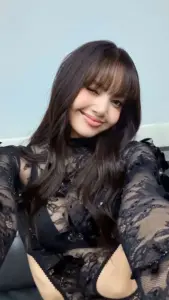 Vũ thần Kpop cười dịu bên biển, áo xuyên thấu đen khiến khung hình thêm mềm mại