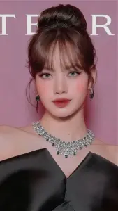 Khung ảnh sự kiện thấy Lisa tóc búi cao, váy đen và vòng cổ lấp lánh