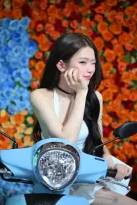 Bên xe máy cổ, cô gái áo trắng cười duyên, hot girl Gen Z giữa tường hoa