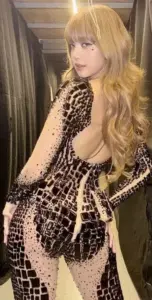 Người mẫu tóc vàng đứng nghiêng trên cầu thang, diện bodysuit da beo ôm dáng nổi bật