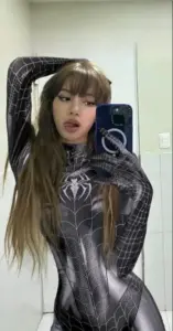 Chiếc gương phòng riêng bắt trọn bộ bodysuit xám ôm dáng, mái tóc nâu dài rất mềm