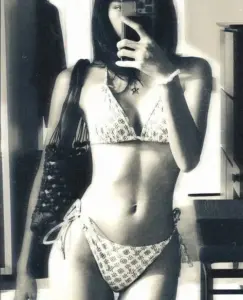 Ảnh trắng đen tạo nét cổ điển, cô gái selfie với bikini họa tiết và vòng cổ