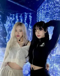 Chaelisa đẹp nhất trong bộ ảnh Lisa, Rosé thân thiết, sang chảnh và đầy khí chất sân khấu