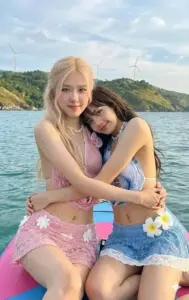 Lisa Rosé BLACKPINK cùng tuổi 1997 qua những bức ảnh đẹp khiến BLINK mê mẩn không rời