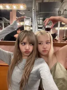 Bộ ảnh Lisa và Rosé đẹp nhất với vibe maknae line, visual nổi bật và tình bạn đáng yêu