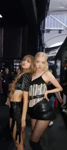 Ảnh Lisa Rosé đẹp đến mức chỉ lướt qua cũng khó rời mắt khỏi thần thái BLACKPINK