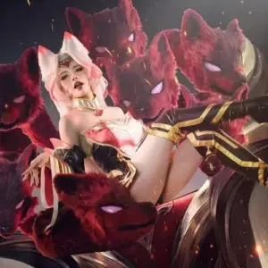 Bối cảnh game rực đỏ sau trang phục cosplay hồng trắng, biểu cảm tinh nghịch cuốn mắt