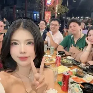 Cận mặt Mai Dora tại bàn ăn, hot girl giơ tay chữ V với má hồng nhẹ