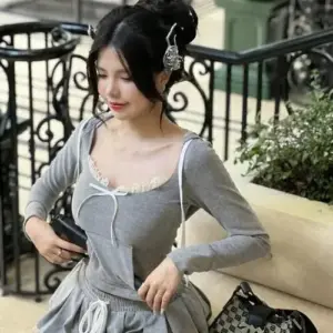 Góc ban công sáng nắng, cô nàng diện áo xám ôm dáng, tóc búi cao dịu dàng