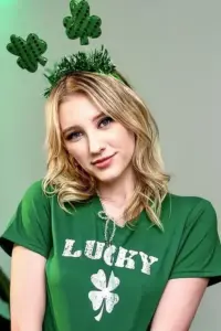 Chiếc áo Lucky xanh và bờm cỏ ba lá khiến nụ cười của nàng thêm duyên dáng