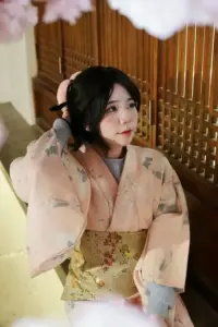Nghiêng mặt trong kimono hoa mỏng, mái tóc búi rối khiến vẻ mặt thêm dịu dàng