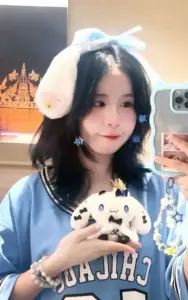 Vẻ đáng yêu của creator Hero Team nổi bật khi ôm gấu panda trong áo xanh trắng
