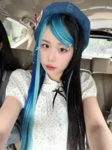 Trúc Đào selfie trong xe, tóc xanh bên áo trắng chấm bi và ánh mắt hiền