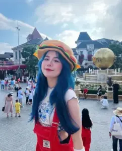 Sắc cười nàng streamer ở khu vui chơi, mũ cầu vồng và yếm đỏ nhìn rất tươi