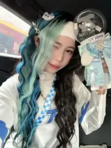 Ánh nhìn mềm trong bộ xanh trắng, mái tóc xoăn hai màu kèm phụ kiện tai mèo