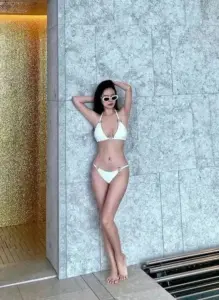 Ảnh Midu mặc bikini khoe dáng nhỏ nhắn, eo thon và thần thái trong veo giữa biển xanh